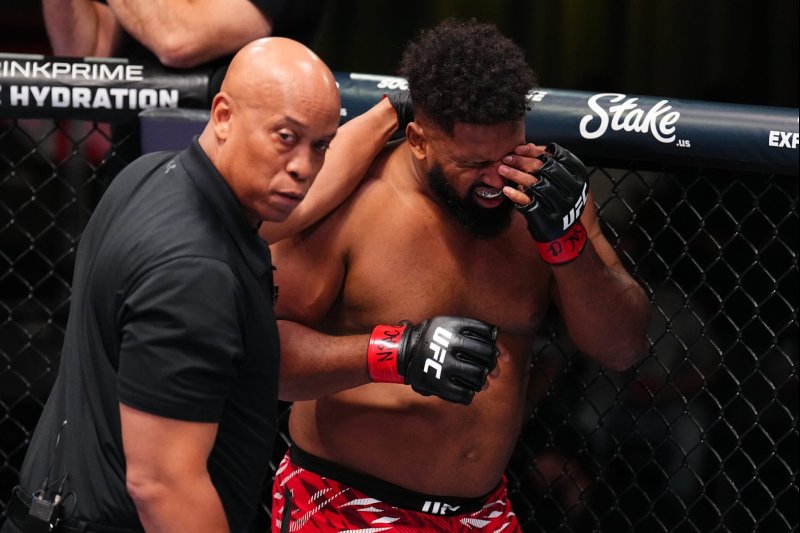 Michael Bisping and Daniel Cormier Slam Referee Over Chaotic Eye-Poke Decision at UFC Vegas 110