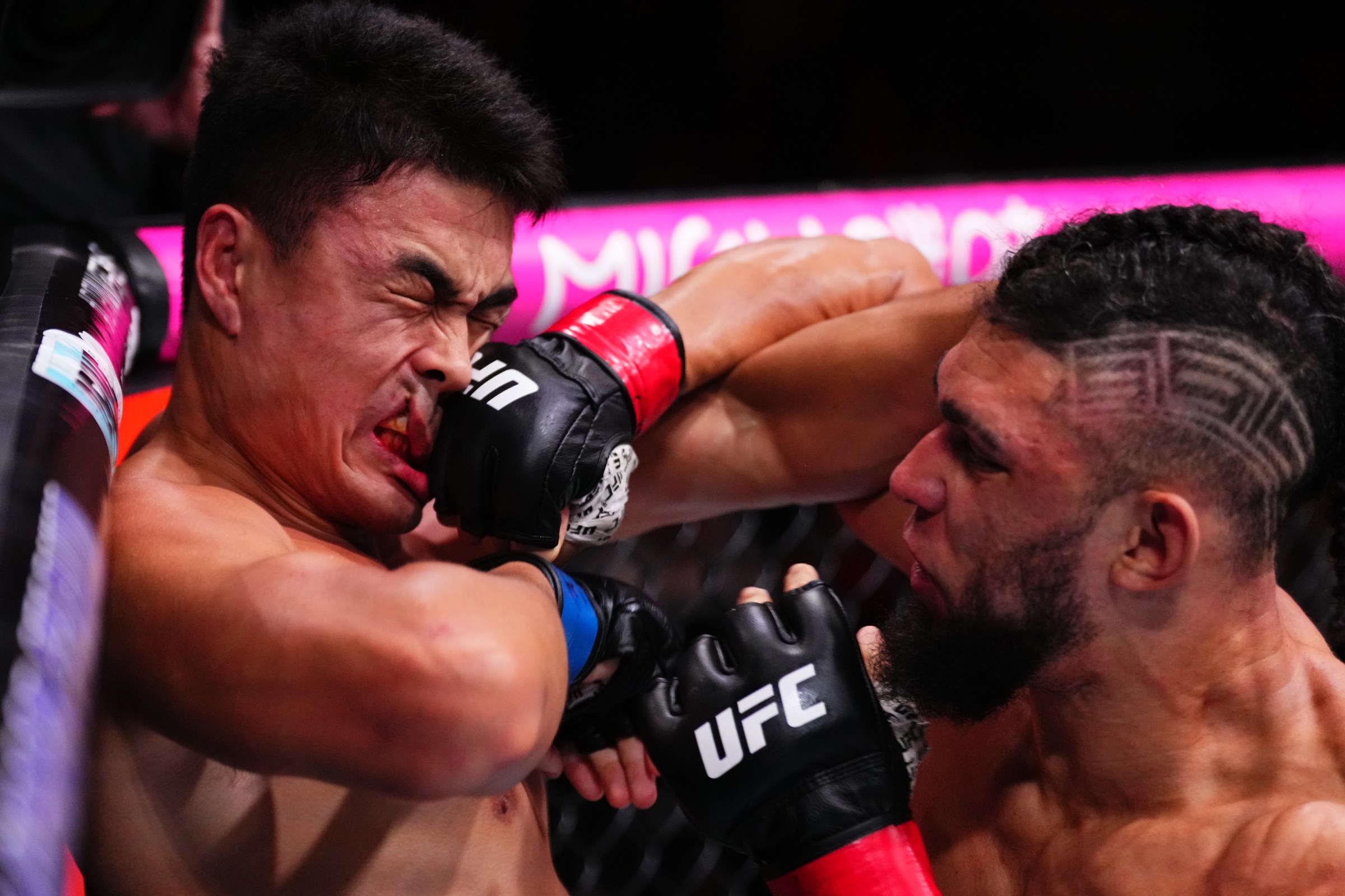 Johnny Walker Dominates Zhang Mingyang in Shanghai