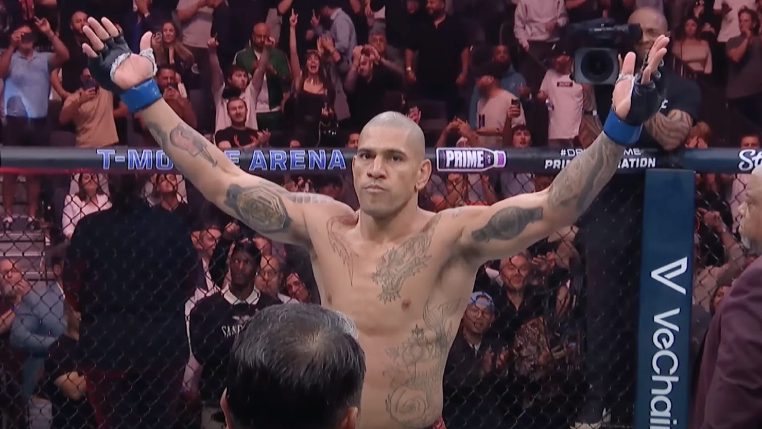 Alex Pereira Signs Massive 8-Fight UFC Deal, Says Promotion "Took Really Good Care of Me"